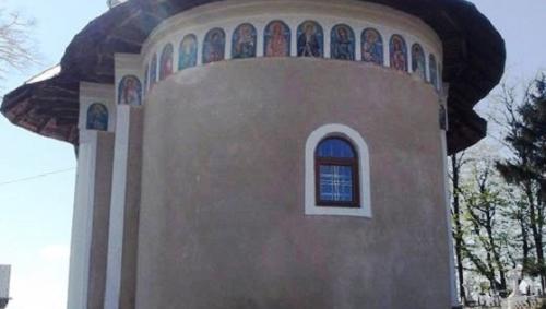 Biserica - vedere exterioară